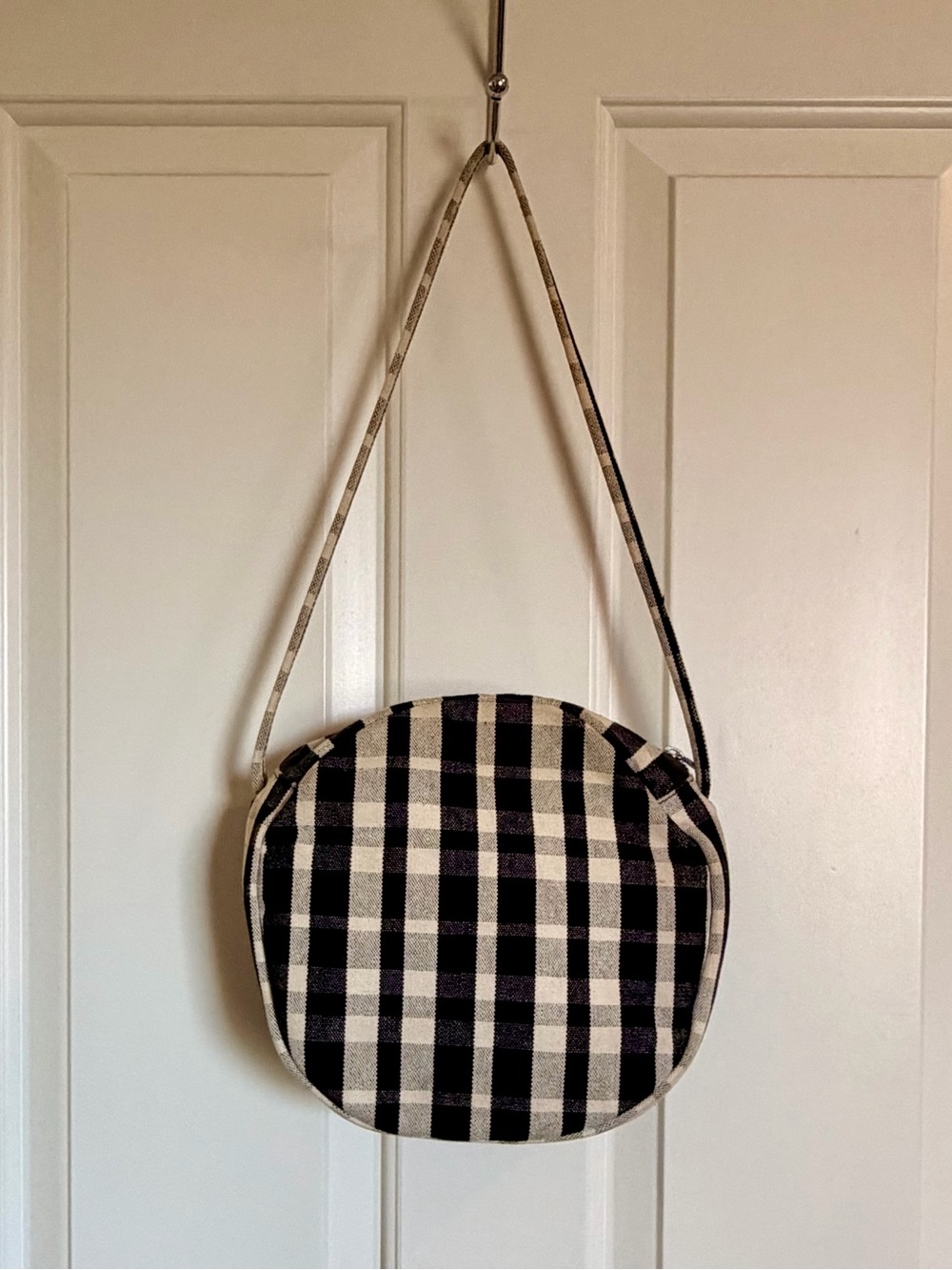BAGGU Black and Cream Circle Crossbody Bag
